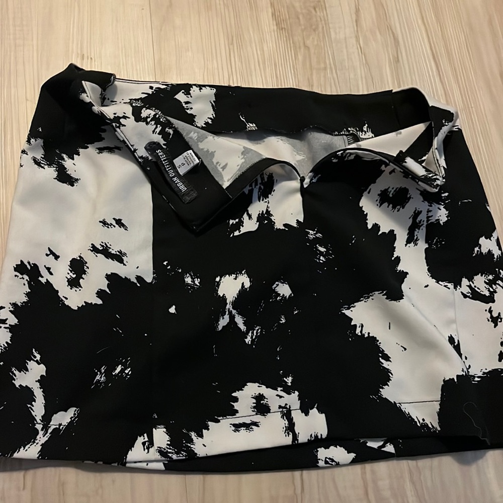 Black and white urban outfitters skirt